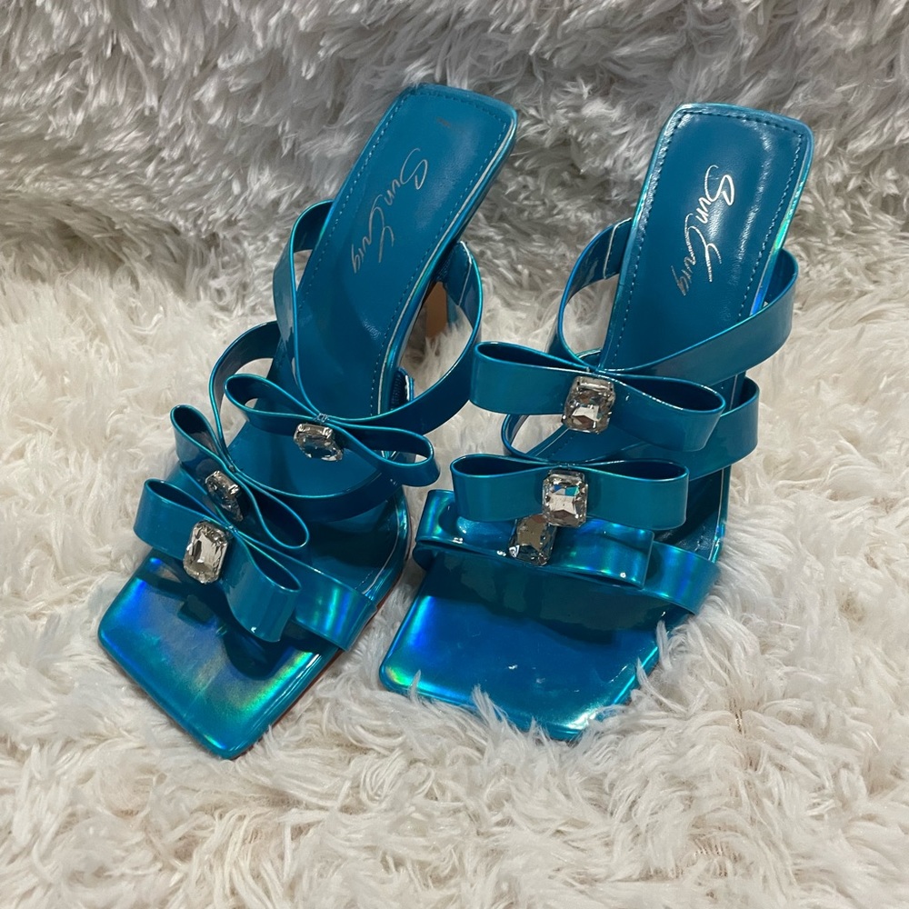 Heeled Sandals Size 8 - Blue turquoise. Very pretty. EUC